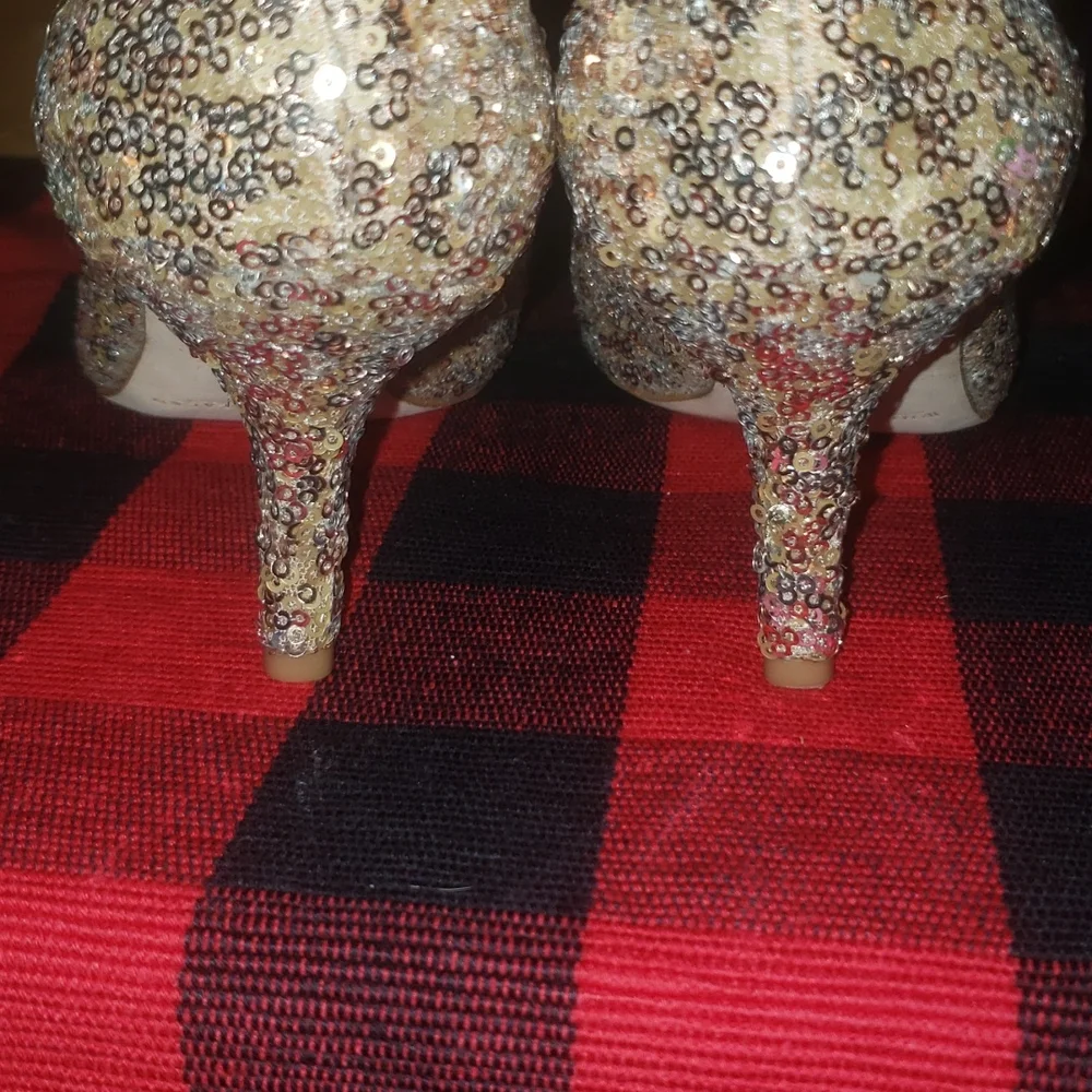 White House Black Market champagne gold sequined heels - Picture 6 of 7